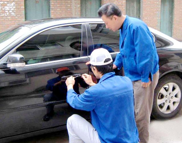 洪江汽车钥匙丢在车里面怎么办?